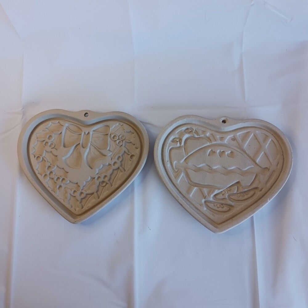 Two Pampered Chef Family Heritage Winter Wreath Welcome Home Heart Cookie Molds